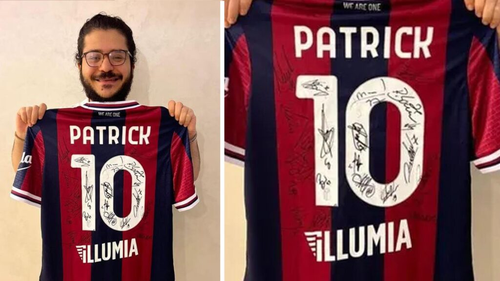 patrick-zaki-mostra-la-maglia-del-bologna-autografata